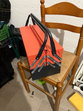Caja de herramientas metálica naranja y negra