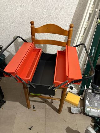 Caja de herramientas metálica naranja y negra