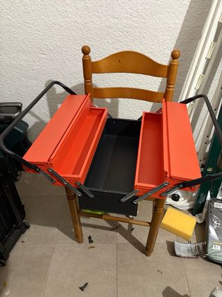 Caja de herramientas metálica naranja y negra