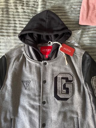Chaqueta universitaria Guess con capucha Talla XS