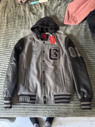 Chaqueta universitaria Guess con capucha Talla XS