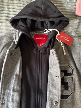 Chaqueta universitaria Guess con capucha Talla XS