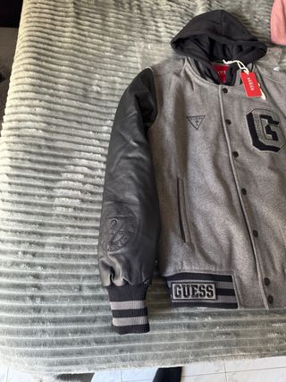 Chaqueta universitaria Guess con capucha Talla XS