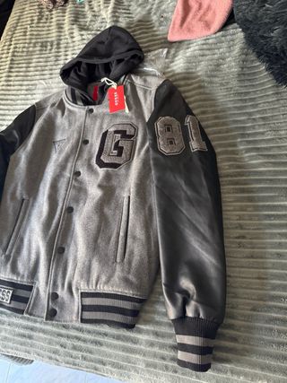 Chaqueta universitaria Guess con capucha Talla XS