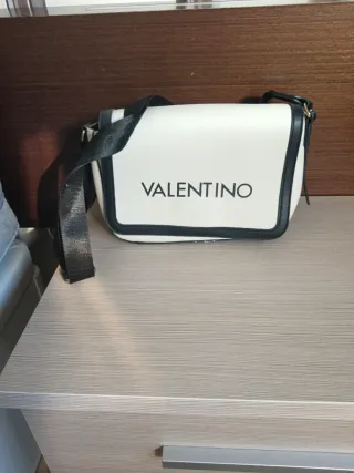 Bolso Valentino blanco y negro