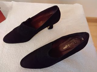 Zapatos de salón negros con empeine de ante