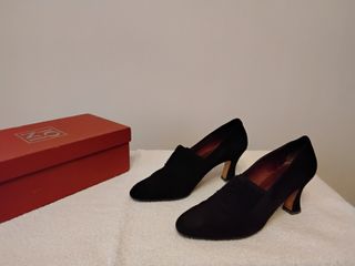 Zapatos de salón negros con empeine de ante