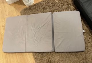 Cuna de viaje con colchón nuevo ( cuna con defecto