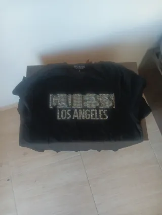 Camiseta Guess con pedrería Talla S