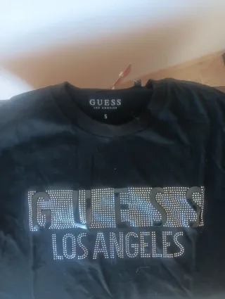 Camiseta Guess con pedrería Talla S