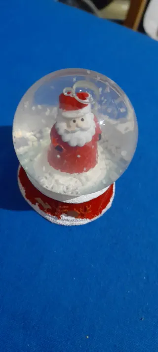 Palla di vetro Babbo Natale con effetto neve