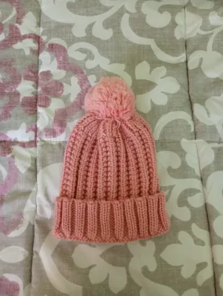 Gorro rosa con pompón.