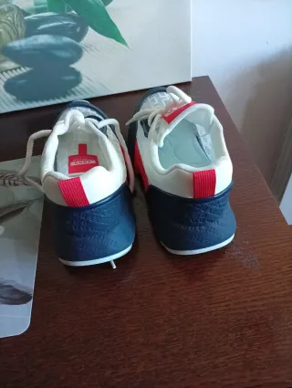 Zapatillas deportivas hombre.poco usadas