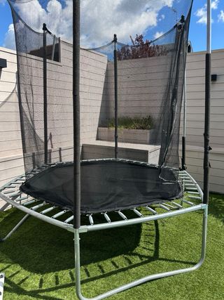 Cama elástica desmontada