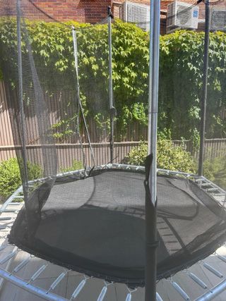 Cama elástica desmontada