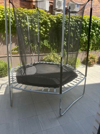 Cama elástica desmontada