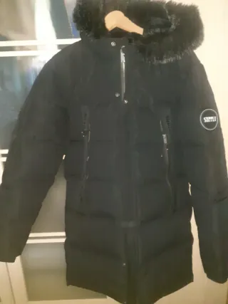 Plumífero negro con capucha de niño