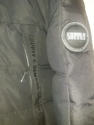 Plumífero negro con capucha de niño