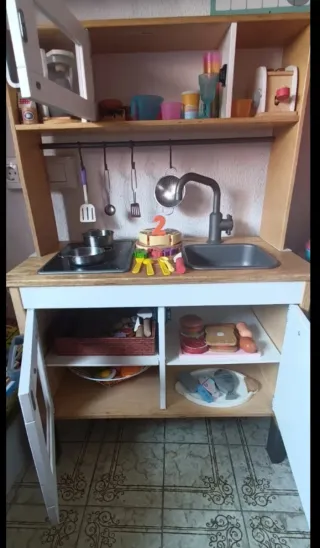 Cocinita Ikea de madera.