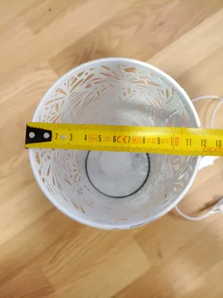 Lámpara de mesa blanca con diseño calado