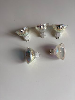 Varios focos, transformadores y bombillas.