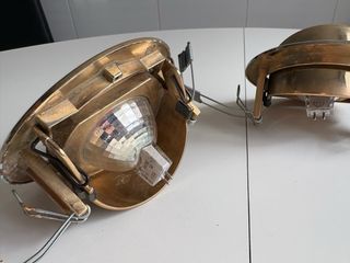 Varios focos, transformadores y bombillas.