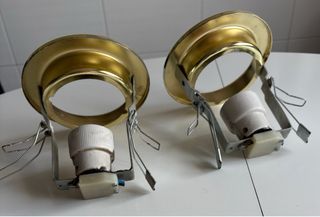 Varios focos, transformadores y bombillas.