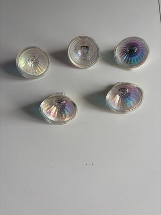 Varios focos, transformadores y bombillas.