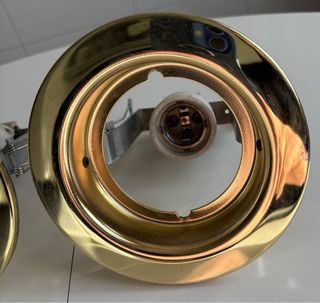 Varios focos, transformadores y bombillas.