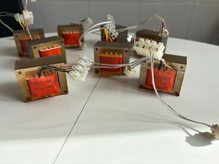 Varios focos, transformadores y bombillas.