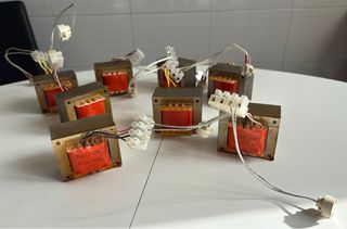 Varios focos, transformadores y bombillas.