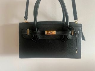 Bolso Negro Estilo Kelly con Bandolera