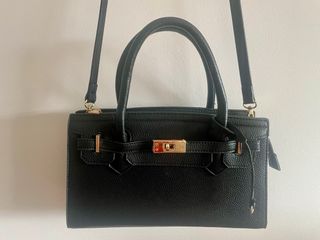 Bolso Negro Estilo Kelly con Bandolera