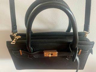 Bolso Negro Estilo Kelly con Bandolera