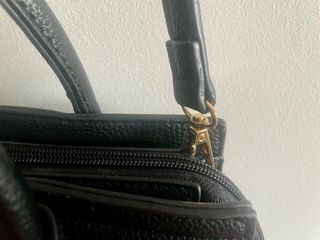 Bolso Negro Estilo Kelly con Bandolera