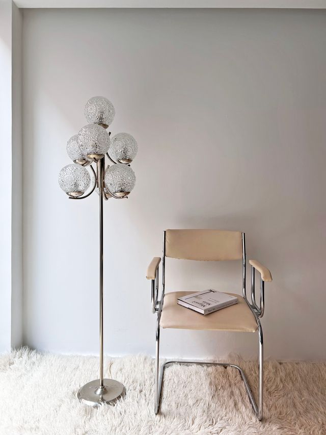 LÁMPARA DE PIE CON SIETE GLOBOS CON RELIEVE, AÑOS