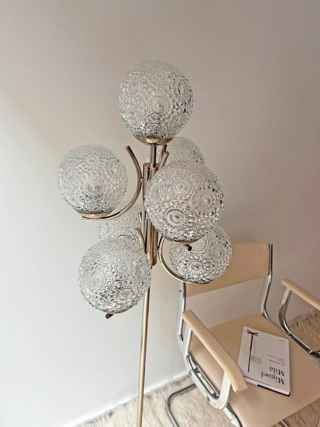 LÁMPARA DE PIE CON SIETE GLOBOS CON RELIEVE, AÑOS