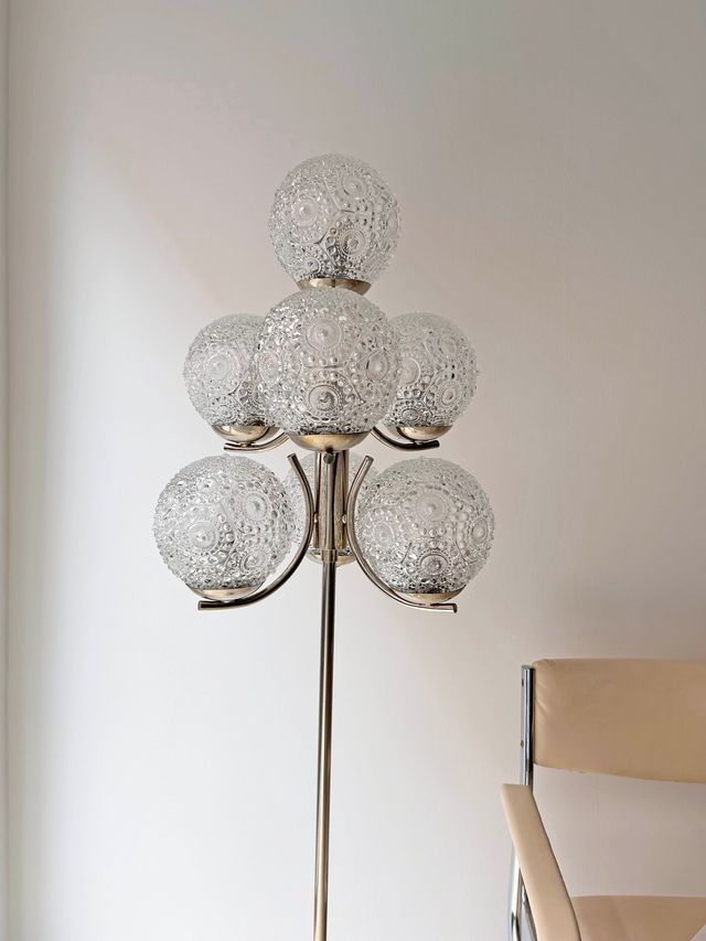 LÁMPARA DE PIE CON SIETE GLOBOS CON RELIEVE, AÑOS