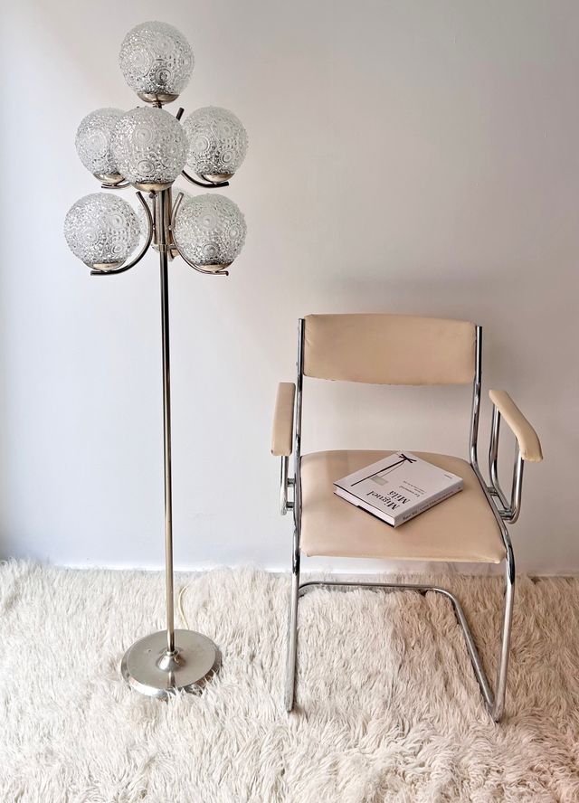 LÁMPARA DE PIE CON SIETE GLOBOS CON RELIEVE, AÑOS