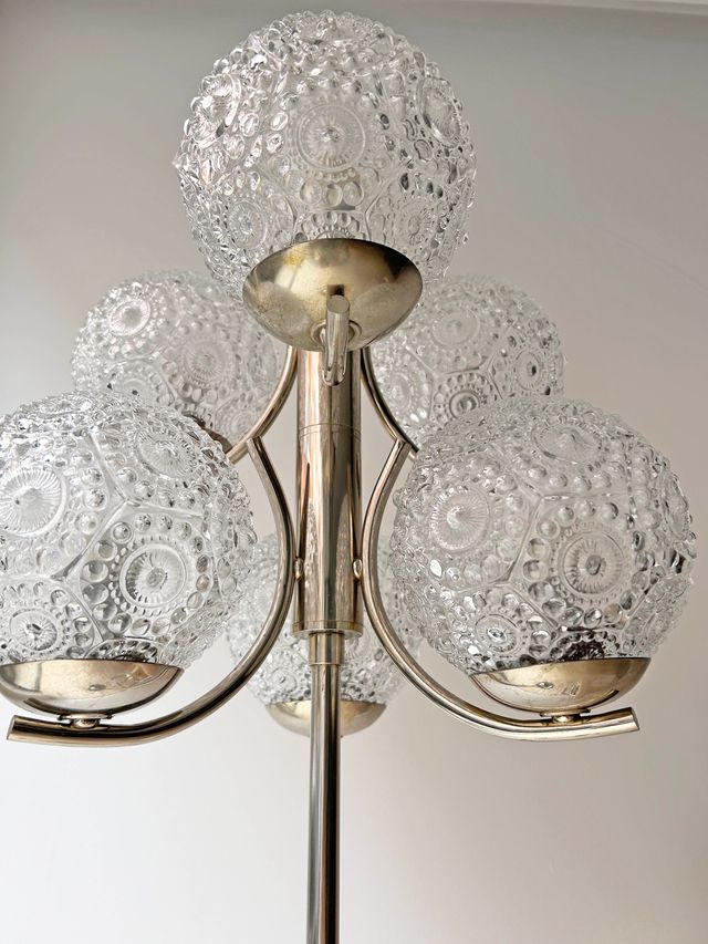 LÁMPARA DE PIE CON SIETE GLOBOS CON RELIEVE, AÑOS