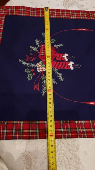 Runner blu e rosso ricamato