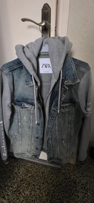Chaqueta vaquera Zara con capucha gris
