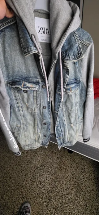 Chaqueta vaquera Zara con capucha gris