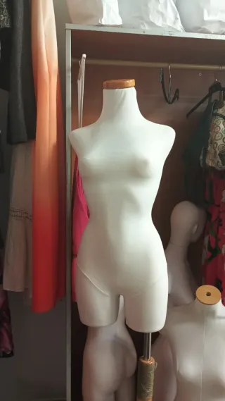 Maniquí de costura blanco
