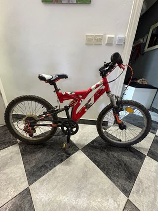 Bicicleta infantil roja