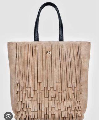 Bolso flecos Purificación García beige.