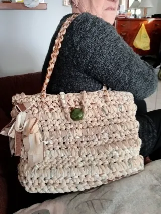 Borsa fatta a mano beige marrone e verde finiture