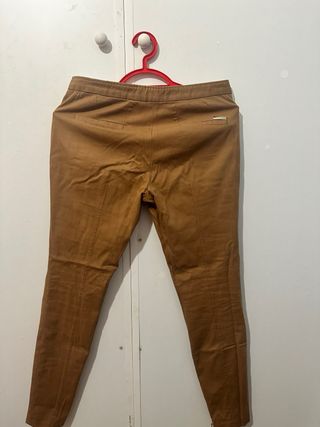 Pantalón marrón da poco talla