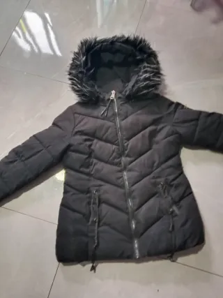 Cazadora chica negra con capucha