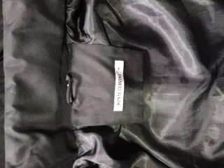 Cazadora chica negra con capucha